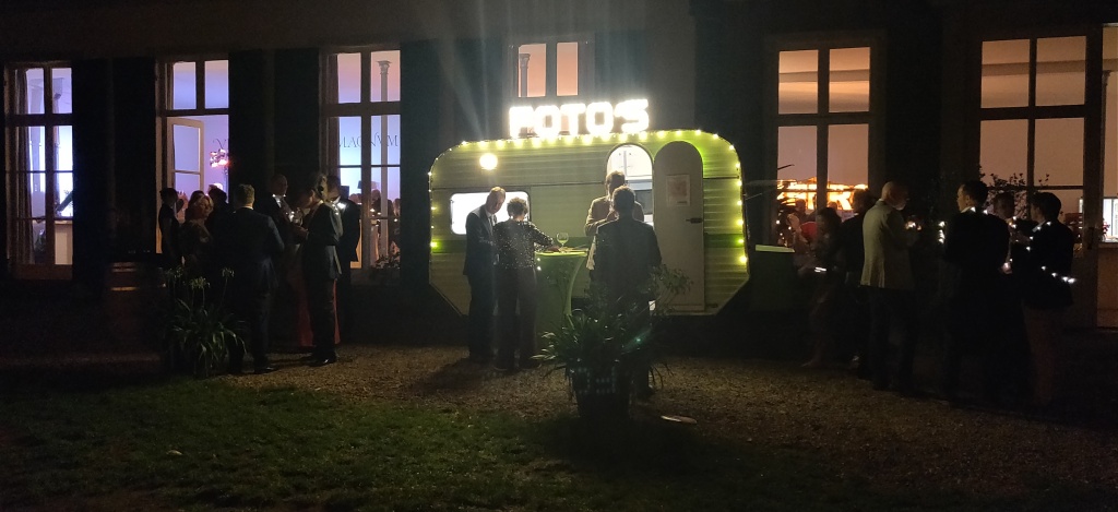 Caravan Fotobooth van Lelyfoto tijdens een feest in de avond