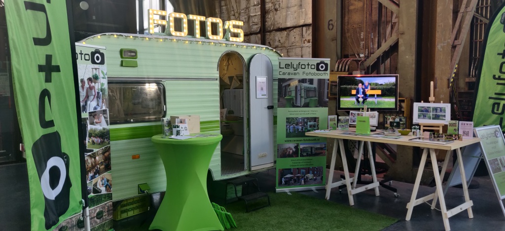 Caravan Fotobooth van Lelyfoto tijdens de grootste trouwbeurs van Lelystad