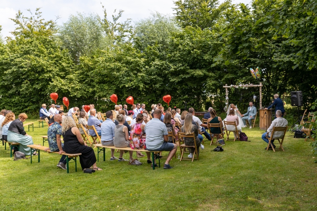 Trouwceremonie buiten