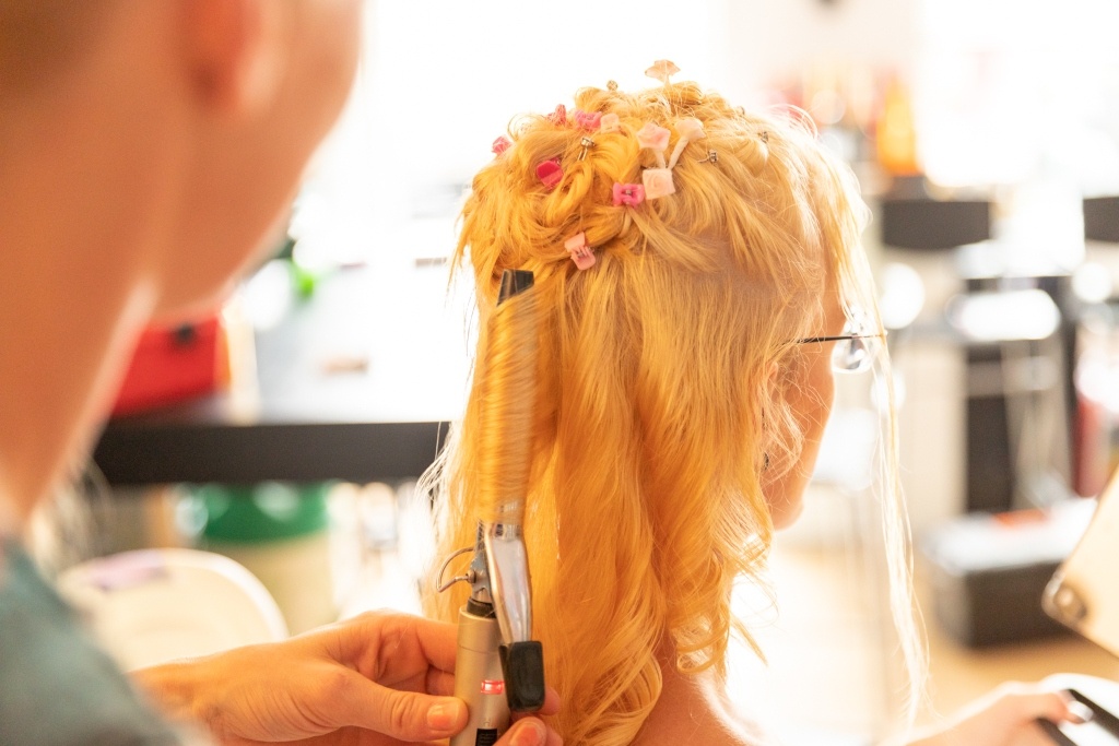 Haar styling bij bruid voorafgaand aan de ceremonie