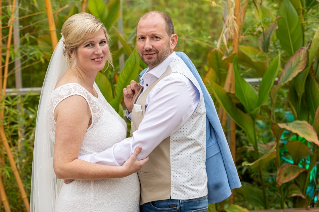 Bruispaar tijdens een fotoshoot in een kas