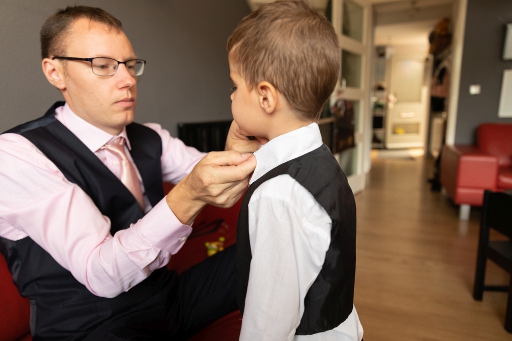 Kinderen aankleden voor huwelijksdag