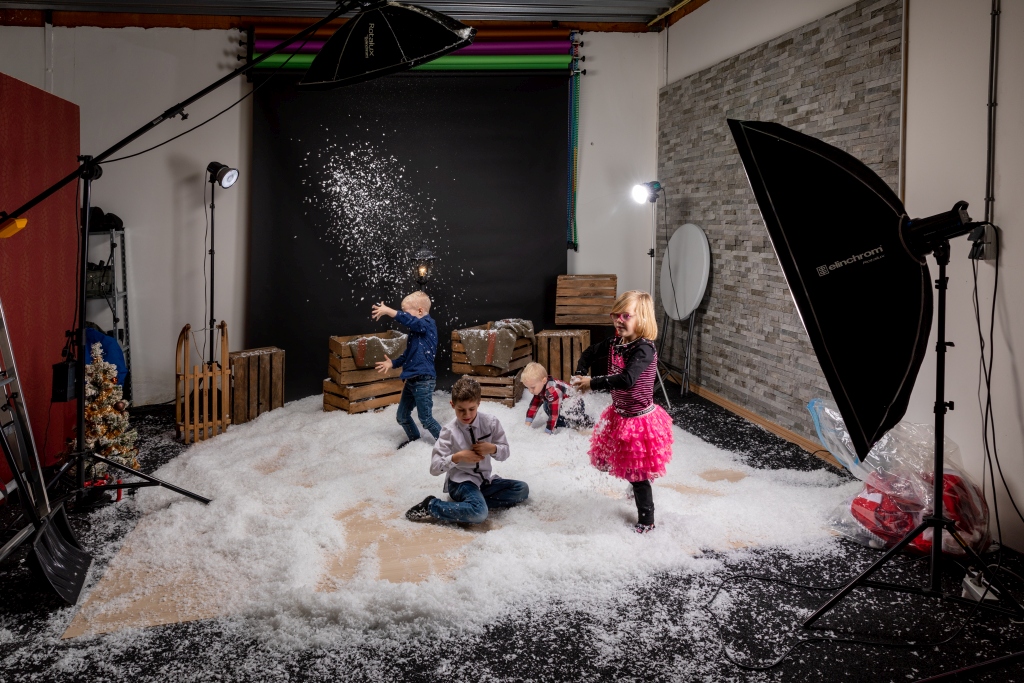 Foto van spelende kinderen in de sneeuw in de studio van Lelyfoto
